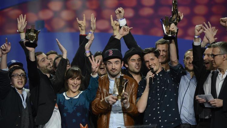 Les membres du groupe C2C célèbrent leurs Victoires de la musique sur la scène du Zénith à Paris, le 8 février 2013 [Bertrand Guay / AFP]