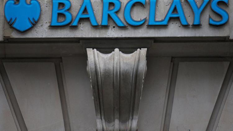 Le logo de la Barclays sur la façade d'une agence de la banque à Londres [Andrew Cowie / AFP/Archives]