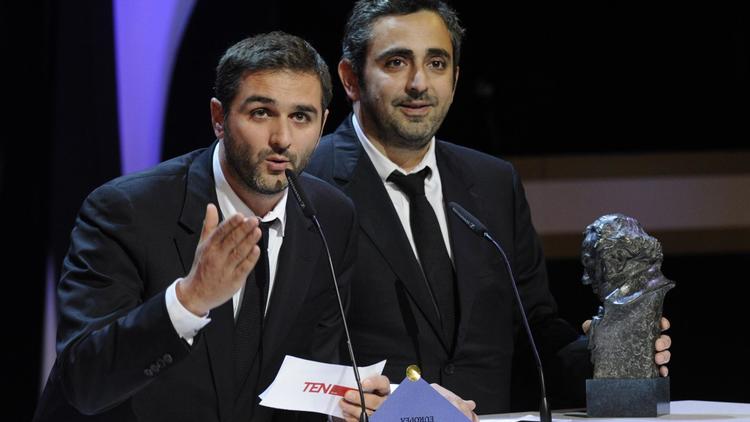 Les réalisateurs français Olivier Nakache (g) et Eric Toledano reçoivent leur Goya du meilleur film européen pour "Intouchables", le 17 février 2013 à Madrid [Eduardo Dieguez / AFP]