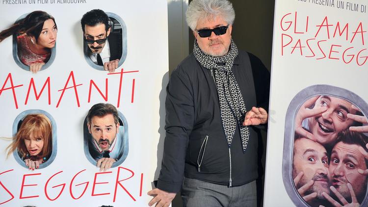 Le réalisateur espagnol Pedro Almodovar pose lors d'une présentation de son film "Les Amants passagers", le 14 mars 2013 à Rome [Tiziana Fabi / AFP/Archives]