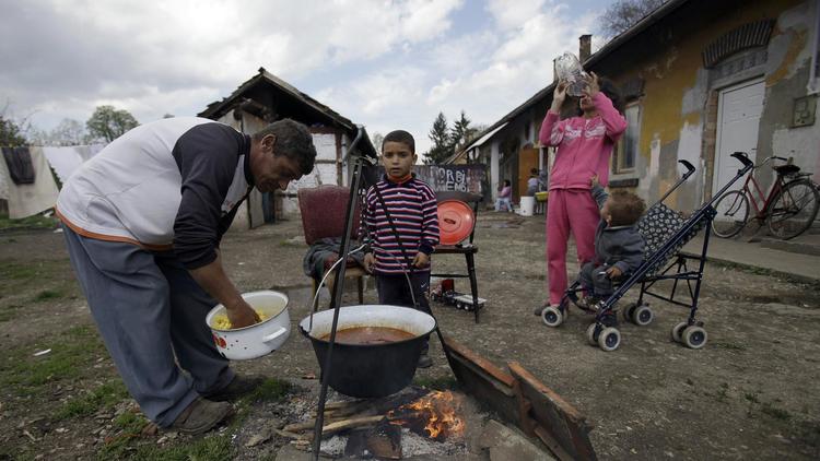Une famille prépare le déjeuner avec les enfants, à Miskolc, en avril 2012 [Peter Kohalmi / AFP/Archives]
