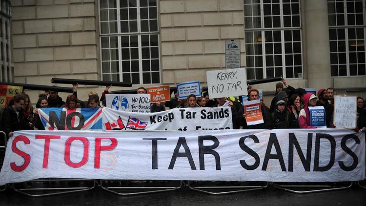 Manifestation contre l'extraction du pétrole issu des sables bitumineux du Canada (Tar Sands), le 11 avril 2013 à Londres [Carl Court / AFP]