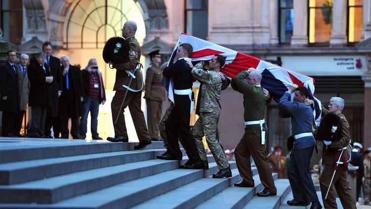 Le 15 avril 2013, des militaires portent un cercueil en haut des marches de la Cathédrale St Paul à Londres durant une répétition des funérailles de Margaret Thatcher [Carl Court / AFP]