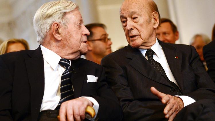 L'ancien chancelier allemand Helmut Schmidt (g) et Valéry Giscard d'Estaing, le 26 avril 2013 à Stuttgart [Franziska Kraufmann / DPA/AFP/Archives]