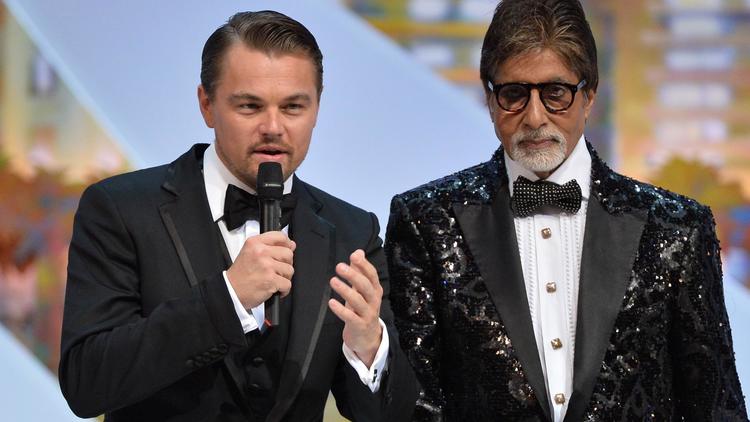 La star du cinéma indien Amitabh Bachchan (d) le 15 mai 2013 lors du lancement de la 66è édition du festival de Cannes, avec l'acteur américain Leonardo DiCaprio [Alberto Pizzoli / AFP/Archives]