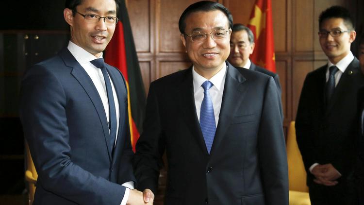 Le ministre allemand de l'Economie, Philipp Rösler, reçoit le Premier ministre chinois, Li Keqiang, le 27 mai 2013 à Berlin [Tobias Schwarz / AFP]