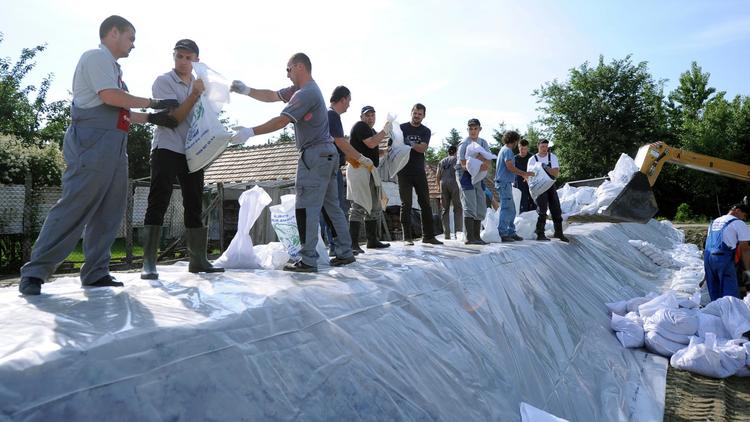 Des bénévoles montent une digue artificielle au bord du Danube, à Mecser en Hongrie, le 6 juin 2013 [Attila Kisbenedek / AFP]