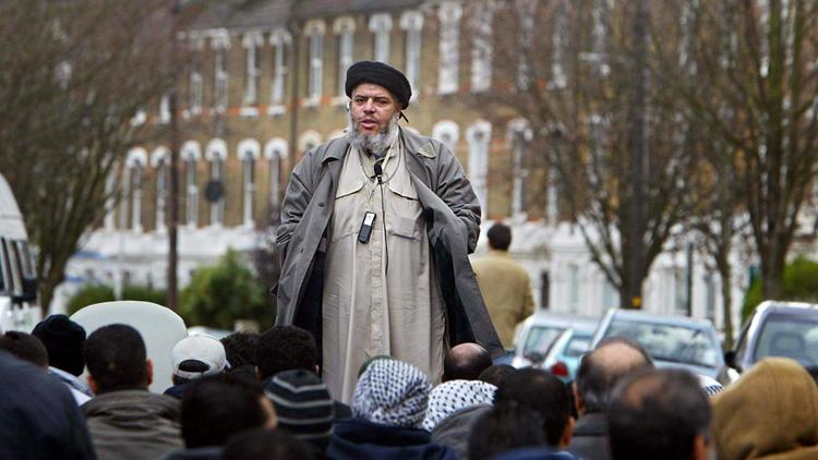 Abou Hamza s'adresse à ses militants regroupés près de la mosquée de Finsbury Park, le 26 mars 2004 [Odd Andersen / AFP/Archives]