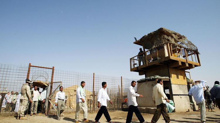 Des détenus lors de leur libération le 23 juin 2006 de la prison d'Abou Ghraib [Wathiq Khuzaei / Pool/AFP/Archives]
