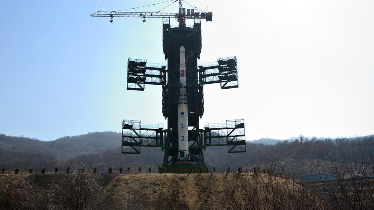Une fusée nord-coréenne Unha-3 au centre spatiale de Tangachai-ri, le 8 avrl 2012 [Pedro Ugarte / AFP/Archives]