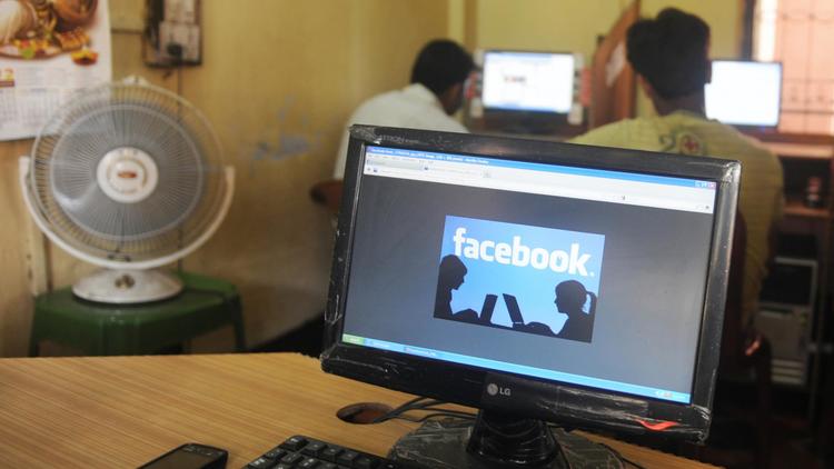 Le logo de Facebook sur l'écran d'un ordinateur dans un cybercafé en Inde, en 2012 [Diptendu Dutta / AFP/Archives]