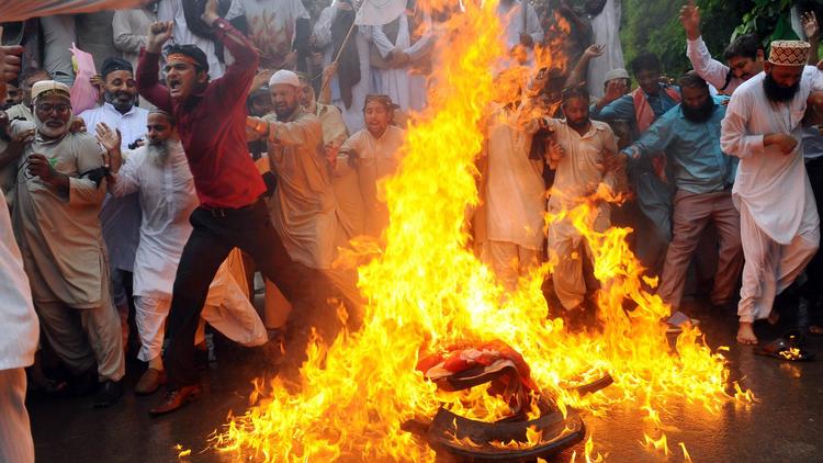 Des manifestants musulmans pakistanais mettent le feu à un drapeau américain, le 17 septembre 2012 à Lahore [Arif Ali / AFP]