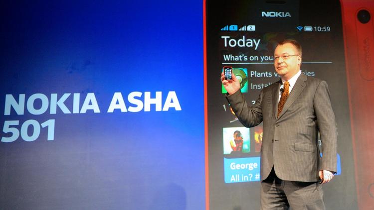Le PDG de Nokia Stephen Elop présente le nouvel Asha 501, le 9 mai 2013 à New Delhi [Raveendran / AFP]