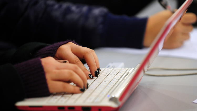 Une jeune femme utilise son ordinateur portable [Frederic J. Brown / AFP/Archives]