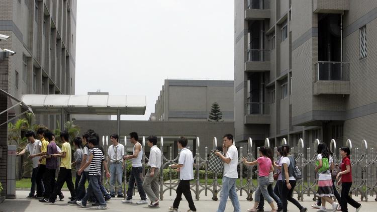 Des employés de Foxconn rentrent sur le site de Foshan, dans le sud de la Chine, en 2010 [ / AFP/Archives]