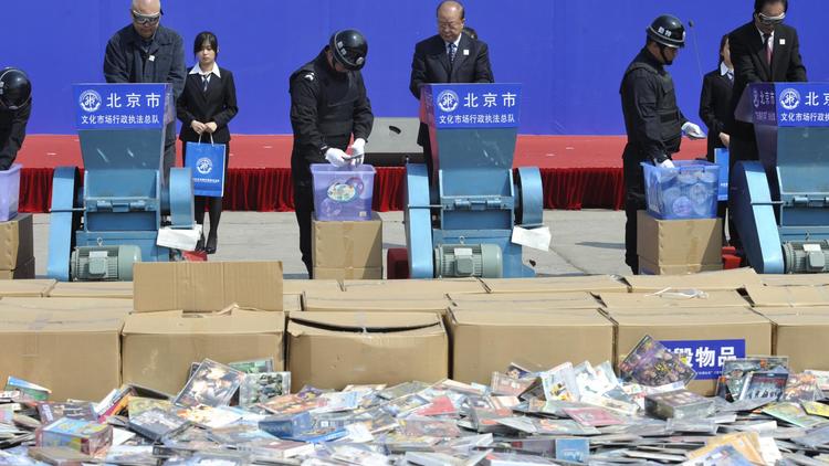 Des milliers de livres et de vidéos pornographiques sont détruits par les autorités, le 24 avril 2011 à Pékin [ / AFP/Archives]