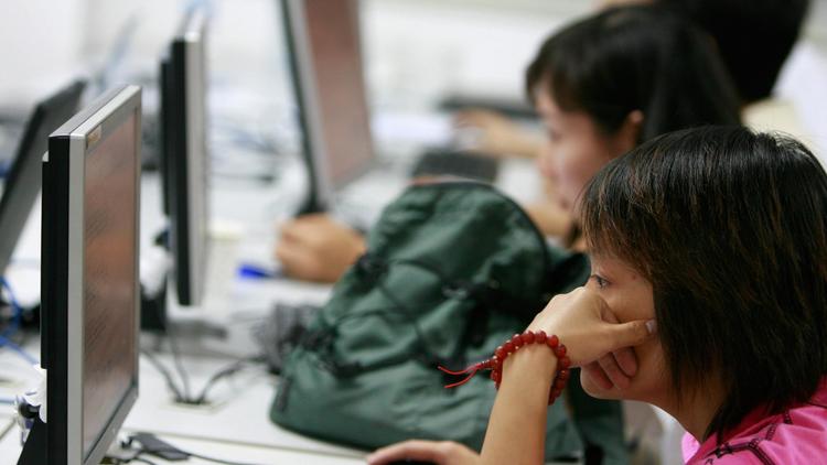 Des Chinois surfant sur internet à Pékin [Teh Eng Koon / AFP/Archives]