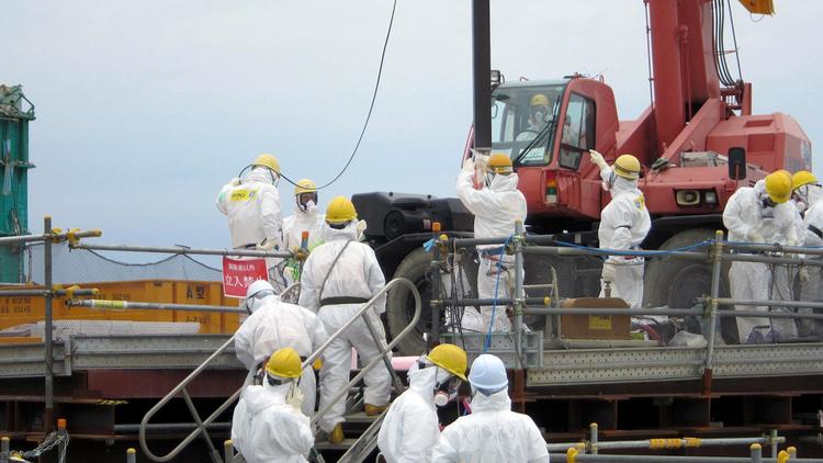 Des ouvriers de la firme Tepco sur le site de la centrale nucléaire de Fukushima, au Japon, le 18 juillet 2012 [ / Tepco/AFP/Archives]