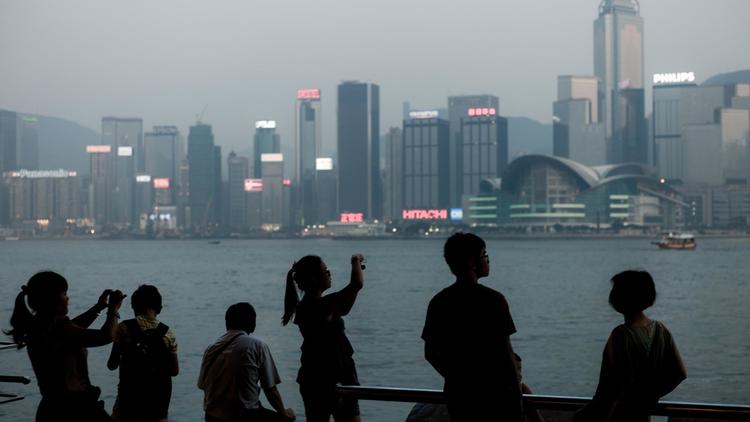 Les autorités de Hong Kong on demandé jeudi aux habitants de ce territoire du sud de la Chine de rester chez eux en raison des taux de pollution dans les airs les plus élevés depuis 1999, année des premiers relevés.[AFP]