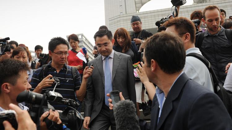 He Zhengsheng, l'avocat de   Neil Heywood, à la sortie du tribunal le 20 août 2012 à Heifei [Peter Parks / AFP/Archives]