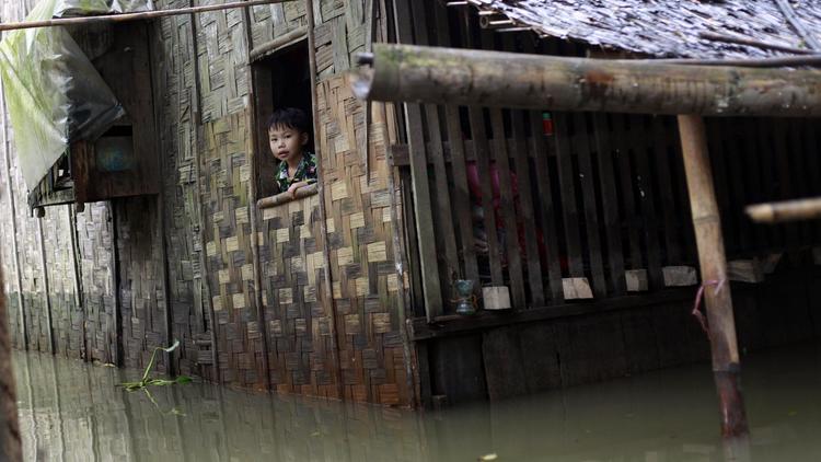 Une mousson exceptionnellement abondante en Birmanie a forcé des dizaines de milliers de personnes à quitter leurs villages inondés pour chercher refuge dans des camps de fortune[AFP]