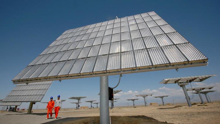 Un champ de panneaux photovoltaïques à Hami, dans l'ouest de la Chine, en 2012 [ / AFP/Archives]