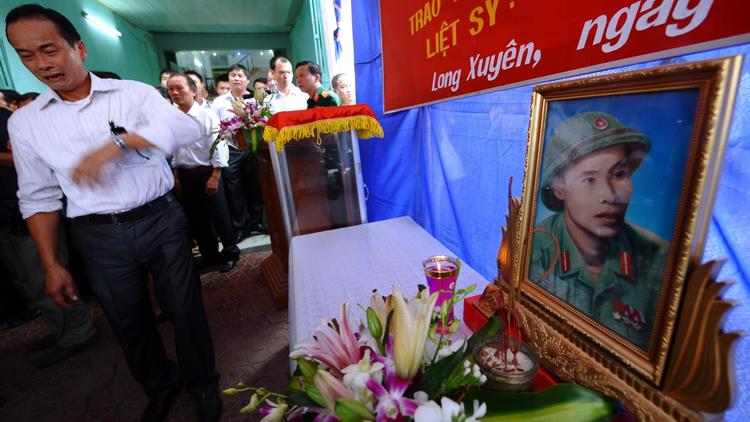 Un proche du soldat Vu Dinh Doan, tué il y a 46 ans, pleure pendant la cérémonie de remise de son journal à la famille, le 21 septembre 2012 à Hai Duong [Hoang Dinh Nam / AFP]