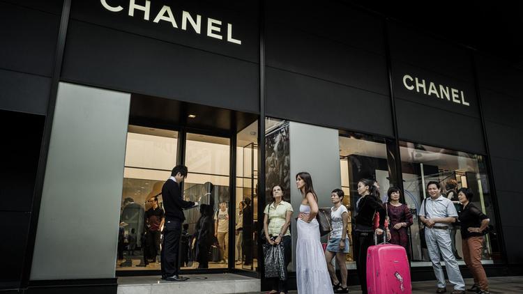 Des clients font la queue devant l'entrée d'un magasin de luxe à Hong Kong, le 28 septembre 2012 [Philippe Lopez / AFP/Archives]
