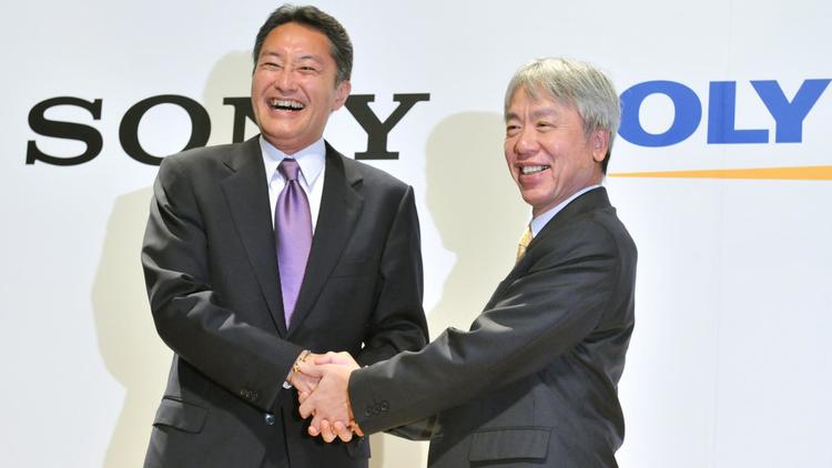 Les PDG de Sony, Kazuo Hirai (g) et d'Olympus Hiroyuki Sasa, le 1er octobre 2012 à Tokyo [Kazuhiro Nogi / AFP/Archives]