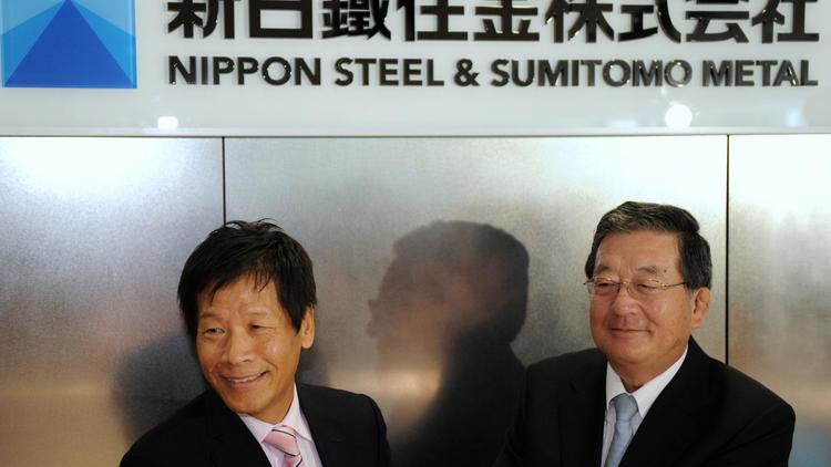 Shoji Muneoka, directeur général de l'ex-Nippon Steel (d) et Hiroshi Tomono, ex-président de Sumitomo Metal Industries, le 1er octobre 2012 à Tokyo [Yoshikazu Tsuno / AFP]