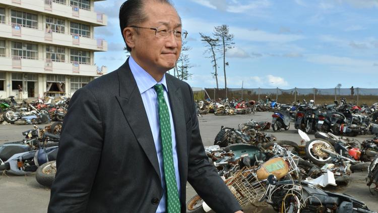 Le président de la Banque mondiale Jim Yong Kim visite le 10 octobre 2012 une école d'Arahama dans la région de Sendai ravagée par un séisme et un tsunami en 2011 [Kazuhiro Nogi / AFP]