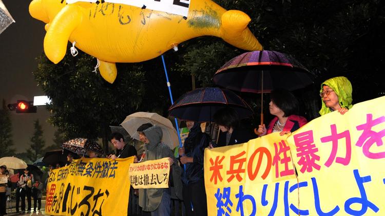 Manifestation à Tokyo le 17 octobre 2012, après le viol d'une Japonaise par deux marins américains [Yoshikazu Tsuno / AFP/Archives]