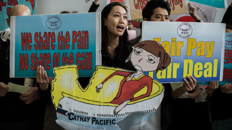 Hôtesses et stewards de la compagnie Cathay Pacific manifestent contre la faible augmentation de salaire, le 3 décembre 2012 à l'aéroport de Hong KLong [Philippe Lopez / AFP/Archives]