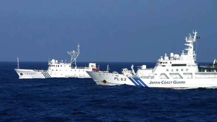 Cette photo du 4 février 2013 montre un navire de la marine chinoise (g) suivi d'un vaisseau des garde-côtes japonais [ / Garde-côtes japonais/AFP]