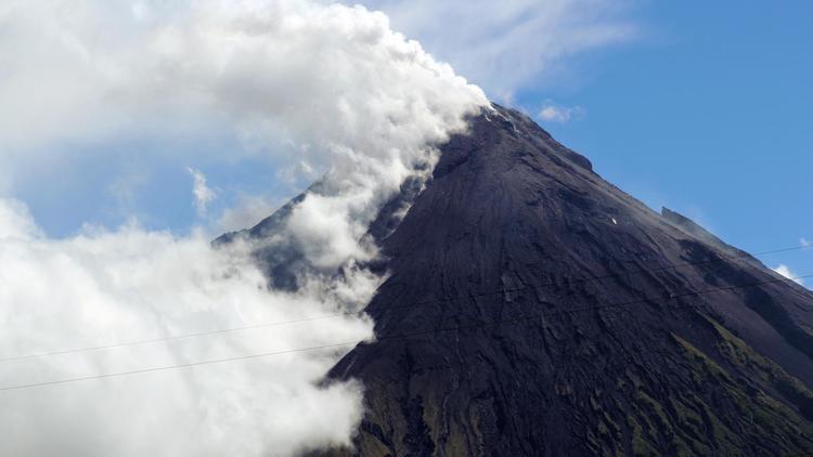 Le volcan Mont Mayon aux Philippines, le 7 mai 2013 [Charism Sayat / AFP]