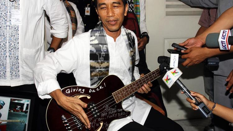 Le gouverneur de Jakarta Joko Widodo avec la guitare offerte par Metallica, le 3 mai 2013 dans la capitale indonésienne [ / AFP/Archives]