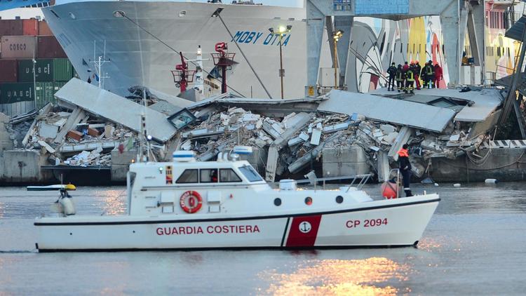 Des sauveteurs dans le port de Gênes après la collision, le 8 mai 2013 [Giuseppe Cacace / AFP]