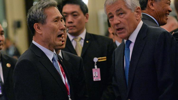 Le ministre japonais de la Défense, Itsunori Onodera (G), et son homologue américain Chuck Hagel, le 31 mai 2013 à Singapour [Roslan Rahman / AFP]