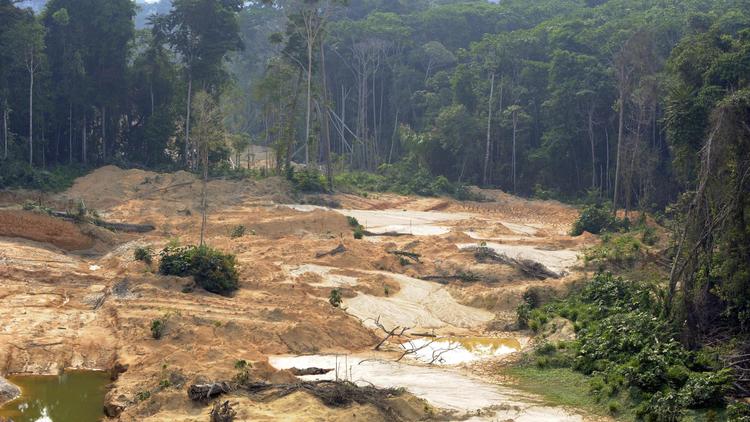 Une zone d'exploitation illégale de l'or, dans la forêt nationale Jamanxim, au nord du Brésil, le 29 novembre 2012 [Antonio Scorza / AFP/Archives]