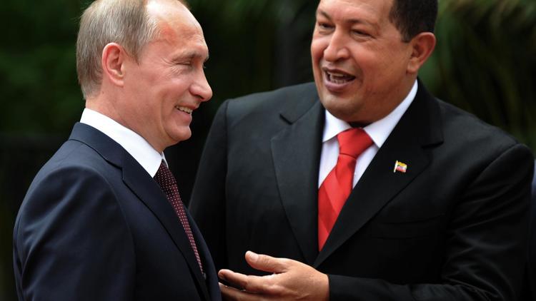 Vladimir Poutine, alors Premier ministre russe, et le président vénézuélien Hugo Chavez à Caracas, le 2 avril 201 [Juan Barreto / AFP/Archives]