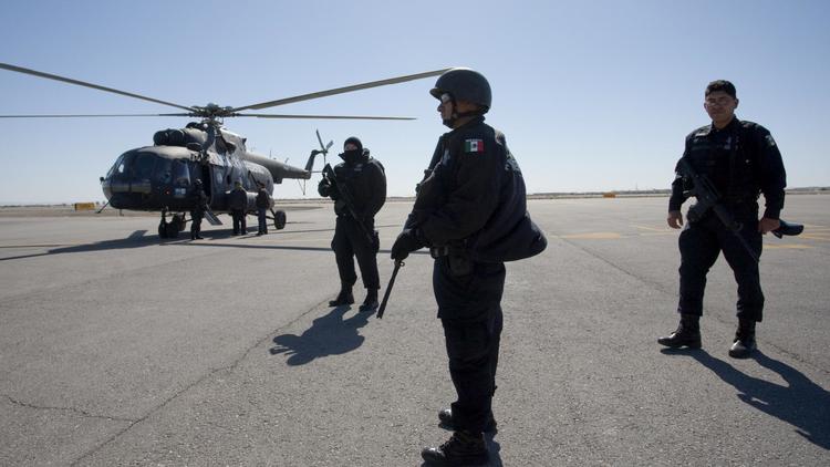Un hélicoptère Mi-8 de fabrication russe de l'armée mexicaine s'apprête à partir en patrouille le 8 avril 2010 au-dessus de la ville de Ciudad Juarez [Jesus Alcazar / AFP/Archives]