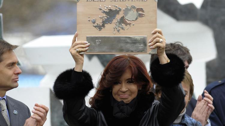 La présidente argentine Cristina Kirchner brandit une plaque représentant les îles Malouines à l'occasion du 30e anniversaire de la guerre contre la Grande-Bretagne, le 2 avril 2012 à Ushuaia [Juan Mabromata / AFP/Archives]
