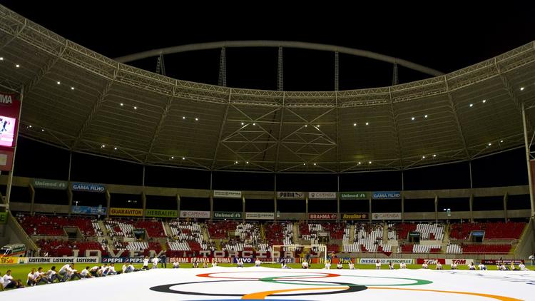 Un drapeau olympique géant est déployé sur la pelouse du stade Joao Havelange à Rio de Janeiro, le 19 août 2012 [Antonio Scorza / AFP/Archives]