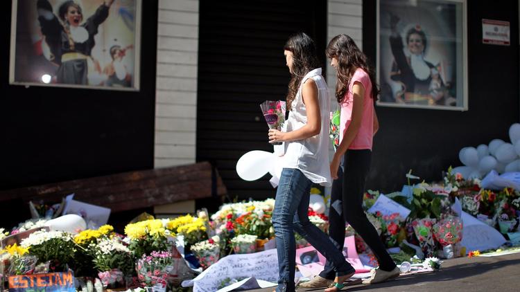 Des proches de victimes déposent des fleurs devant la discothèque Kiss à Santa Maria, le 29 janvier 2013 [Jefferson Bernardes / AFP]