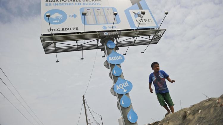 Le panneau publicitaire qui transforme l'humidité de l'air en eau potable, à Bujama au Pérou, le 15 mars 2013 [Ernesto Benavides / AFP/Archives]