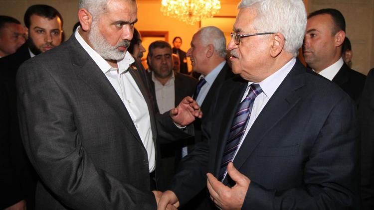 Le président de l'Autorité palestinienne Mahmoud Abbas (d) et le Premier ministre du Hamas, Ismaïl Haniyeh, le 23 février 2012 au Caire [Mohamed Hams / Hamas/AFP/Archives]