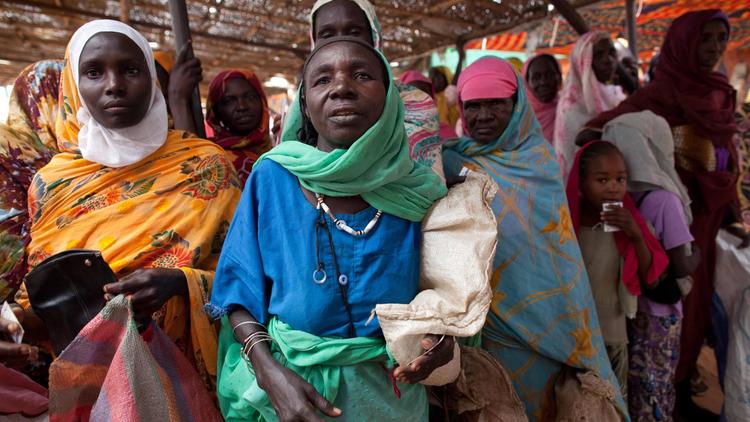 Photo publiée par la mission conjointe des Nations unies et de l'Union africaine au Darfour (Unamid), le 18 octobre 2012 montre des femmes soudanaises faisant la queue à un point de distribution de nourriture [Albert Gonzalez Farran / Unamid/AFP]