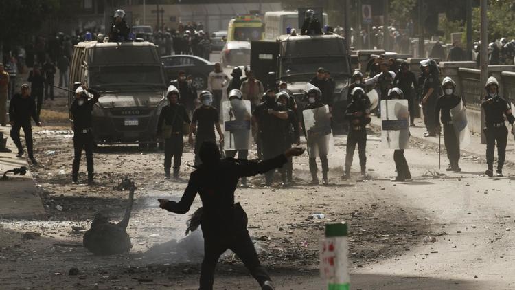 Un manifestant égyptien jette des pierres en direction de la police sur la place Tahrir au Caire, le 28 janvier 2013 [Mohammed Abed / AFP]