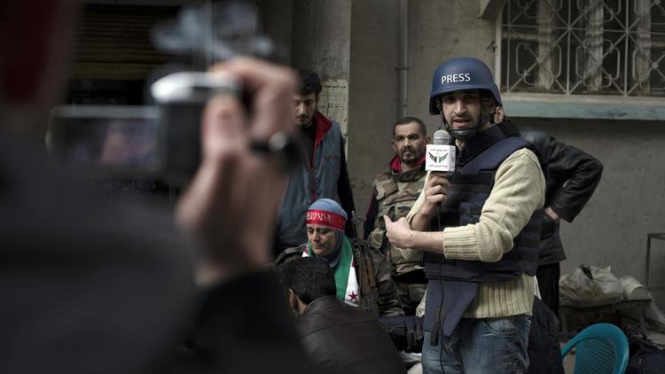 Un journaliste au milieu de rebelles le 19 février 2013 à Deir Ezzor en Syrie [Zac Baillie / AFP/Archives]