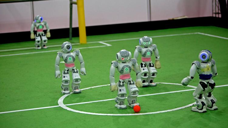 Des robots-footballeurs le 5 avril 2013 à Téhéran